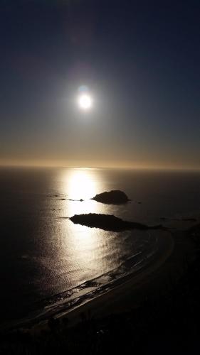 タウランガにあるBotanical Havenの海に沈む夕日