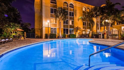 uma piscina em frente a um hotel à noite em Best Western Ft Lauderdale I-95 Inn em Fort Lauderdale