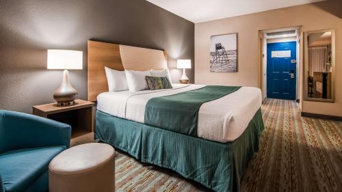 Una cama o camas en una habitación de Best Western Plus Atlantic Beach Resort