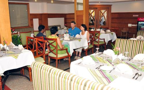 Εστιατόριο ή άλλο μέρος για φαγητό στο Holiday Hotel