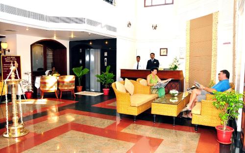 Επισκέπτες που μένουν στο Holiday Hotel