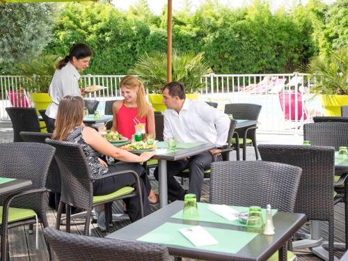 Clients de l'établissement Novotel Paris Orly Rungis Aéroport
