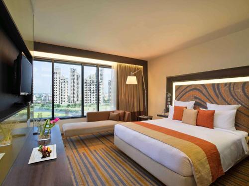 Postel nebo postele na pokoji v ubytování Novotel Kolkata Hotel and Residences