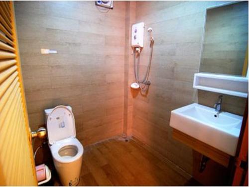 Koupelna v ubytování Lanta Bee Garden Bungalow SHA Extra Plus