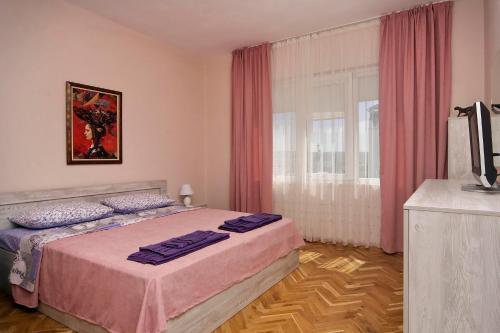 ein Schlafzimmer mit einem Bett und einem TV in der Unterkunft Horizon Apartment in Warna