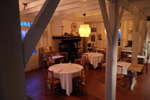 Εστιατόριο ή άλλο μέρος για φαγητό στο Hôtel et RESTAURANT traditionnel L' Escalandes