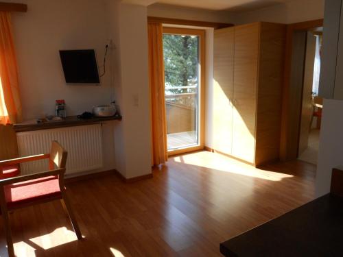 A kitchen or kitchenette at Ferienwohnung Maierhofer