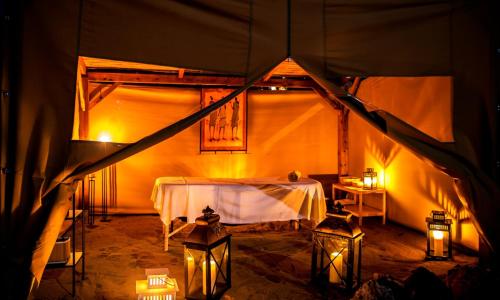 Un pat sau paturi într-o cameră la The Infinity 180 Luxury Suites
