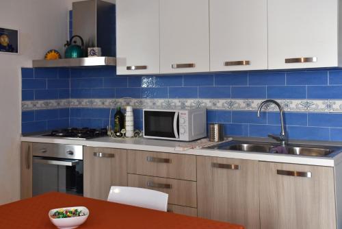 una cucina con lavandino e forno a microonde di Affittacamere Fonseca Naples a Napoli