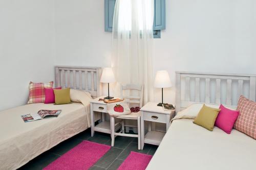 Un ou plusieurs lits dans un hébergement de l'établissement Aura Marina Apartments Santorini