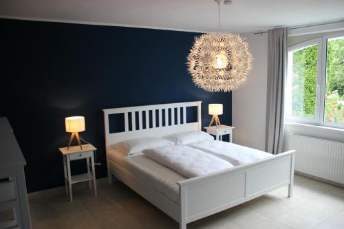 Uma cama ou camas num quarto em Blaues Haus Ferienwohnung Bodensdorf Ossiacher See Gerlitzen Alpe