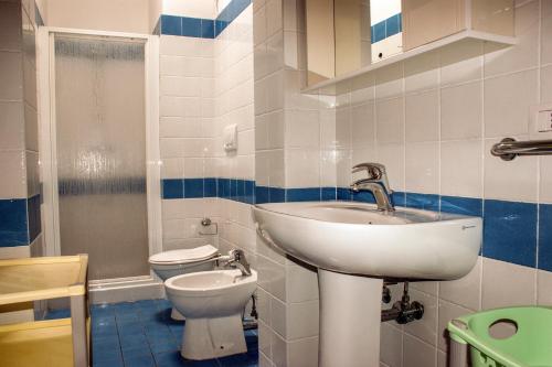 bagno con lavandino e servizi igienici di Il Corbezzolo a Santa Cesarea Terme