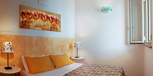 una camera da letto con un letto e un dipinto sul muro di Il Corbezzolo a Santa Cesarea Terme