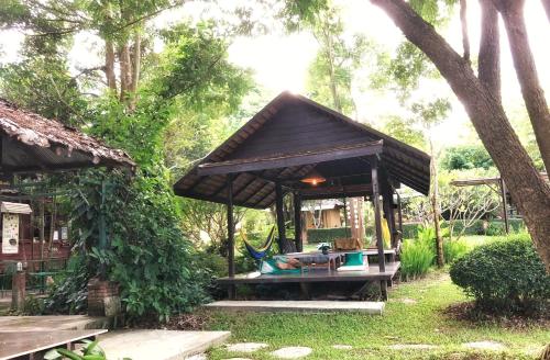 Κήπος έξω από το Bannamhoo Bungalows