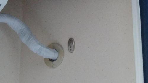 a white pipe is sticking out of a ceiling at Business Hotel Takanoya in Hadano