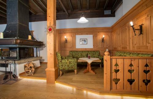 a living room with a table and a fireplace at Bliem's Familienhotel in Haus im Ennstal