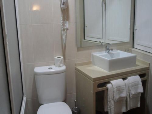 a bathroom with a toilet and a sink at Estrela de Arganil - Luis Simões & Conceição, Lda in Lisbon