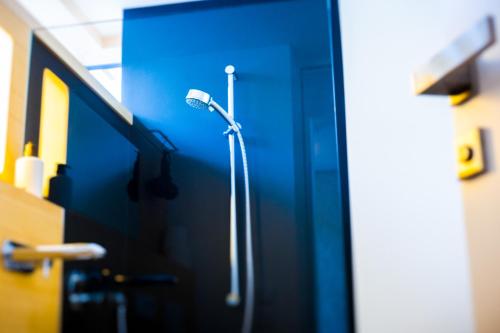 a shower with a blow dryer in a bathroom at Zeitraumferien in Bernau am Chiemsee