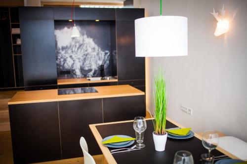 une salle à manger avec une table et une cuisine dans l'établissement Zeitraumferien, à Bernau am Chiemsee