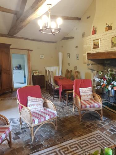 - un salon avec une table et des chaises dans l'établissement La Blandinière, à Mauléon