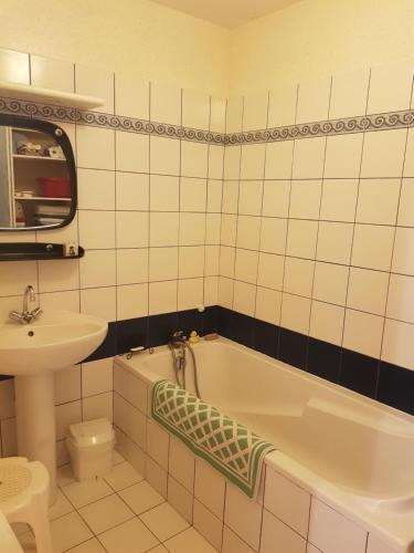 une salle de bain avec une baignoire, un lavabo et des toilettes dans l'établissement La Blandinière, à Mauléon