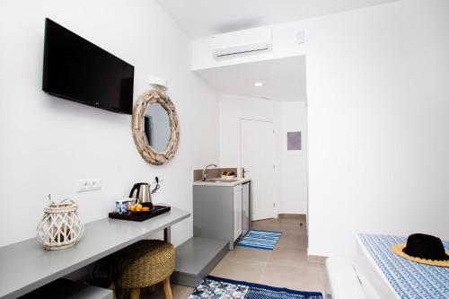 Lindos Portes Suites - Adults Onlyにあるテレビまたはエンターテインメントセンター