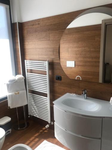 een badkamer met een bad, een wastafel en een spiegel bij Locanda Al Bersò in Calco