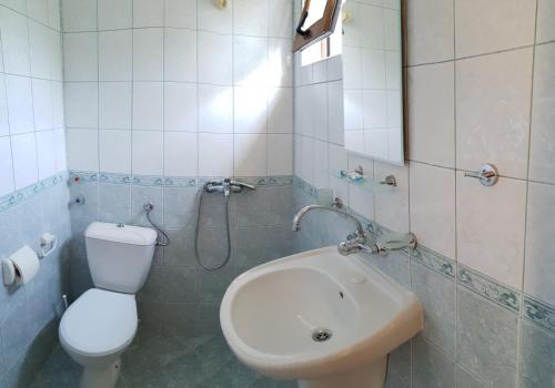 A bathroom at Hotel Strinava