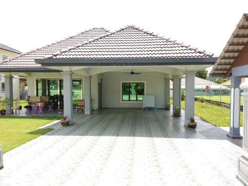 un ampio patio con tetto sopra di esso di Lot 4 PD Villa a Port Dickson