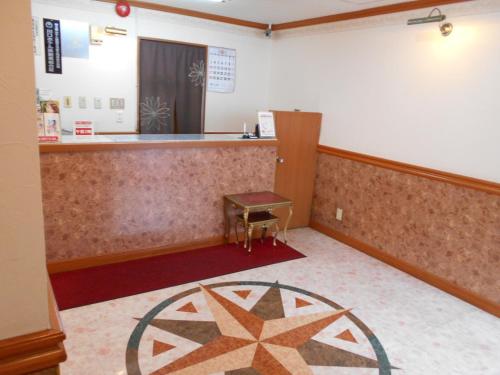 a waiting room with a counter and a table at Nishikawaguchi Station Hotel Stay Lounge in Kawaguchi
