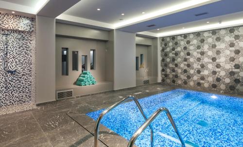 Bazén v ubytování Blue Lagoon City Hotel nebo v jeho okolí