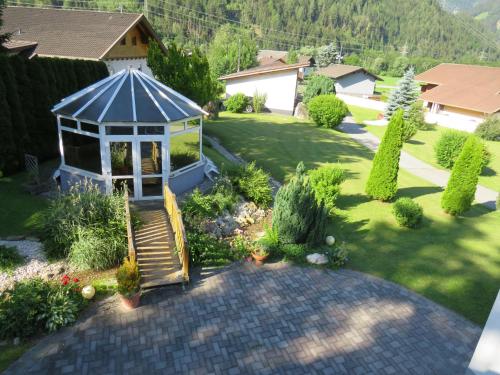 an aerial view of a gazebo in a yard at Apartmenthaus Kometerhof in Flattach