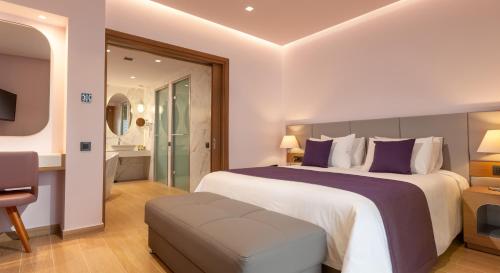 Een bed of bedden in een kamer bij Blue Lagoon City Hotel