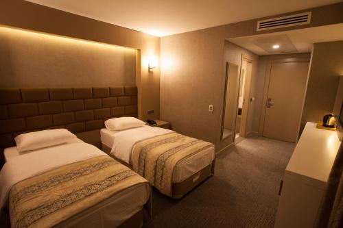 Un pat sau paturi într-o cameră la Giresun Sedef Hotel