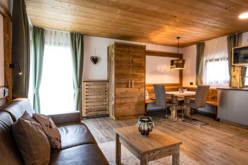 Zona d'estar a La Bercia Dolomites Chalet