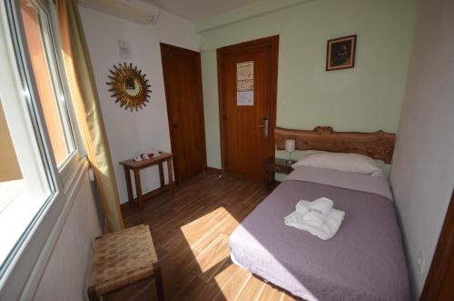 Ένα ή περισσότερα κρεβάτια σε δωμάτιο στο Hostal La Palmera