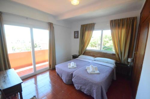 Ένα ή περισσότερα κρεβάτια σε δωμάτιο στο Hostal La Palmera