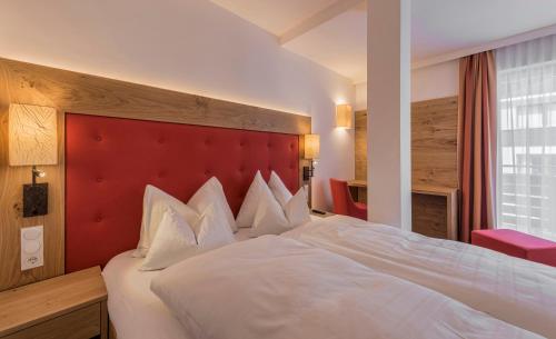 Ένα ή περισσότερα κρεβάτια σε δωμάτιο στο Hotel Alpenland