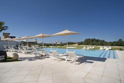 Bazén v ubytování Modica Beach Resort nebo v jeho okolí