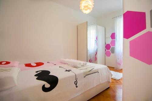een slaapkamer met een bed met een zwart-wit dekbed bij Lucia in Šibenik
