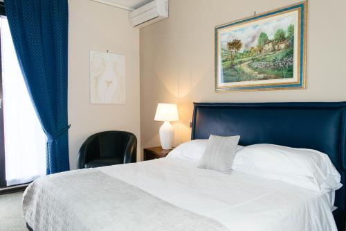 En eller flere senge i et værelse på Villa San Carlo