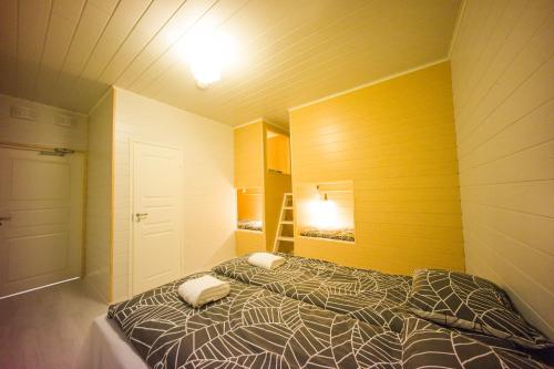 um pequeno quarto com uma cama num quarto em Capsule Hotel Ibedcity em Rovaniemi