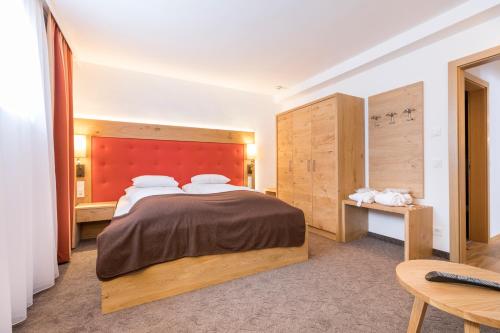 Ένα ή περισσότερα κρεβάτια σε δωμάτιο στο Hotel Alpenland