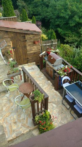 a patio with a grill and a table and chairs at Zielone Wzgórze na Starówce in Sandomierz