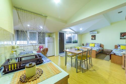 cocina y sala de estar con mesa y sofá en Apartments Magnolija, en Ohrid