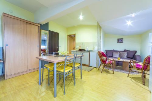 Η κουζίνα ή μικρή κουζίνα στο Apartments Magnolija