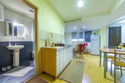 Η κουζίνα ή μικρή κουζίνα στο Apartments Magnolija