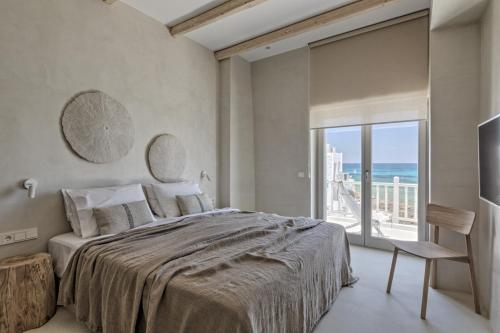 納烏薩的住宿－Giacomo Home by Rocks Estates，一间卧室设有一张大床和一个大窗户