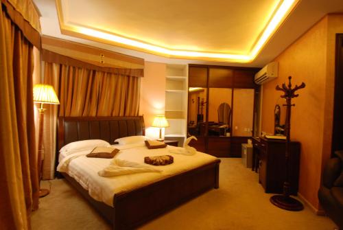 เตียงในห้องที่ Seven Wonders Hotel