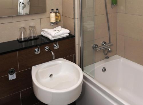 Stirling Court Hotel tesisinde bir banyo